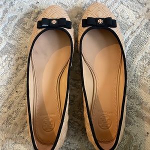Tory Burch Marion nude and black ballet flats w/bow